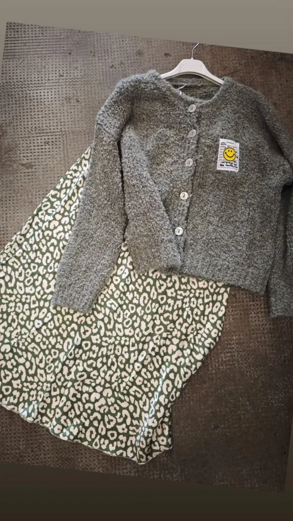 Neue Lieblingsstücke sind gelandet! Frische Styles, leuchtende Farben und Schnitte, die sitzen. Perfekt für deinen Frühlings-Glow-Up. Jetzt entdecken und verlieben! 🌸🛍️